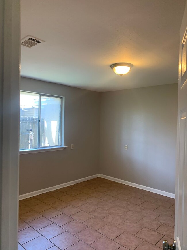 Building Photo - 8710 Dinkins St