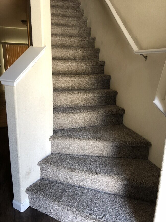 Building Photo - Cute 2 Bedroom 2.5 Bathroom Townhome Close to UNR!