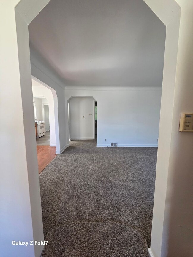 Building Photo - $1200 2 bedroom bungalow