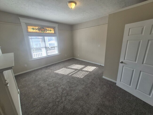 Building Photo - 132 Evergreen Ave