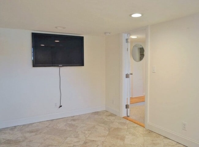 Building Photo - 9 Broadway Ave