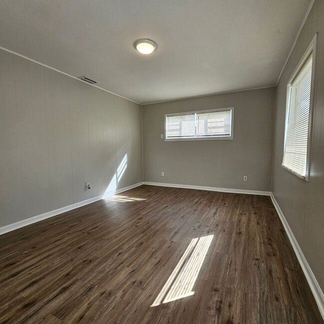 Building Photo - Cozy and Newly Renovated 3 Bedroom 1 Bath ...