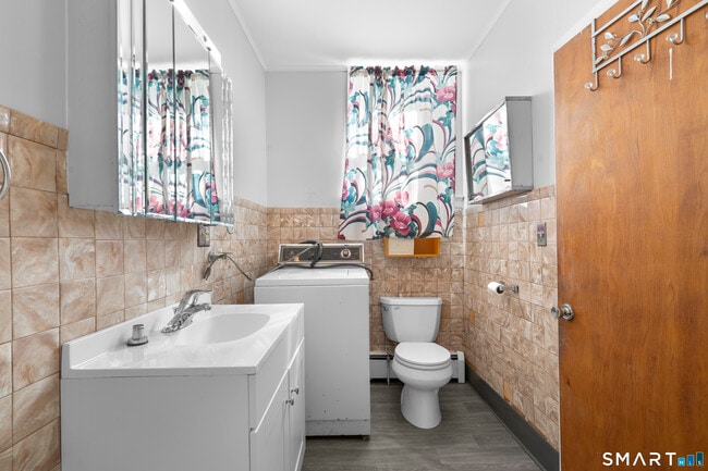 Building Photo - 48 Anderson St