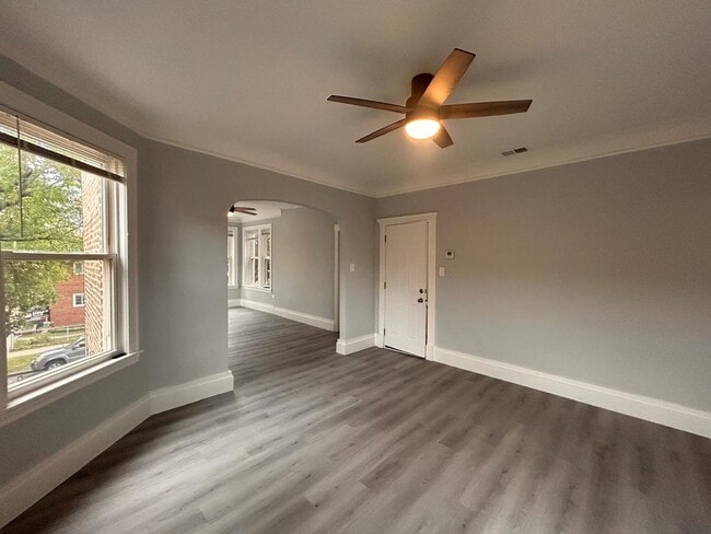 Building Photo - 1824 W Hood Ave