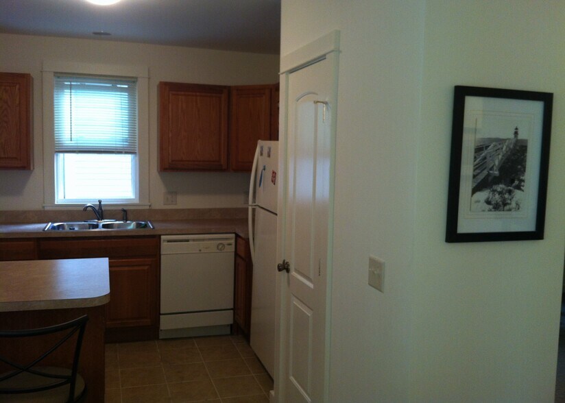 Building Photo - 208 Williams St