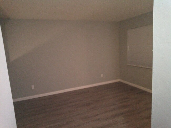 Building Photo - Townhomes 2 beds with den.  MOVE IN TODAY