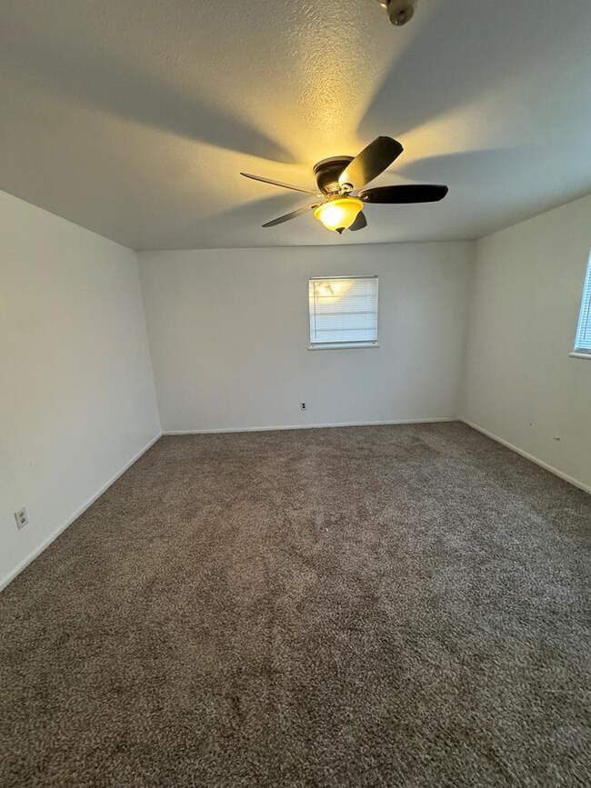 Building Photo - 2218 E 11th St