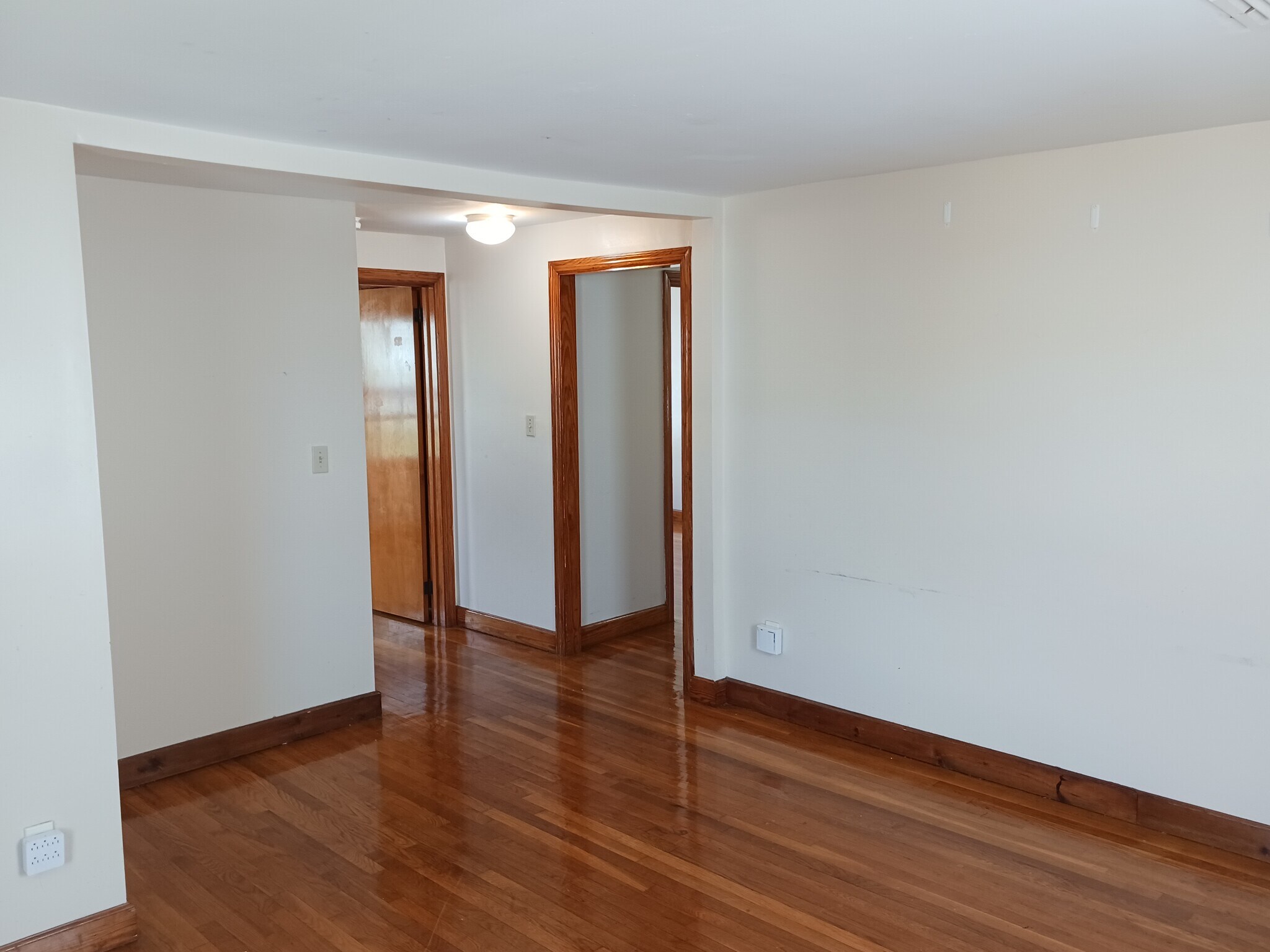 Building Photo - 213 Suffolk Ave