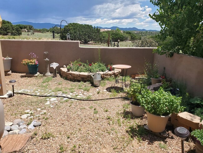 Building Photo - 2 Bedroom Single Family Home in Santa Fe