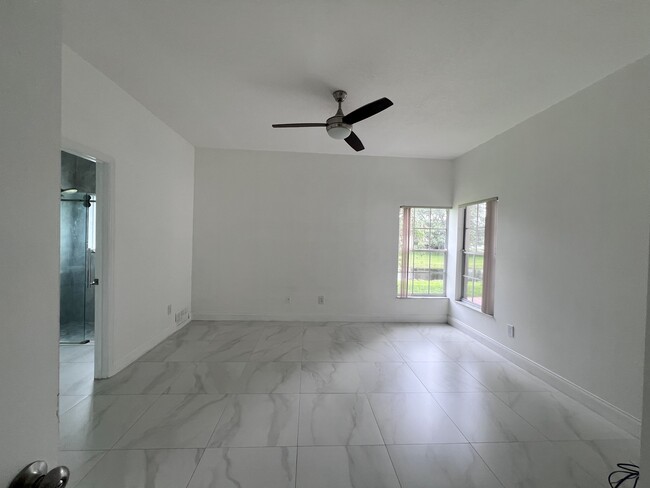 Building Photo - 5795 Parkview Point Dr