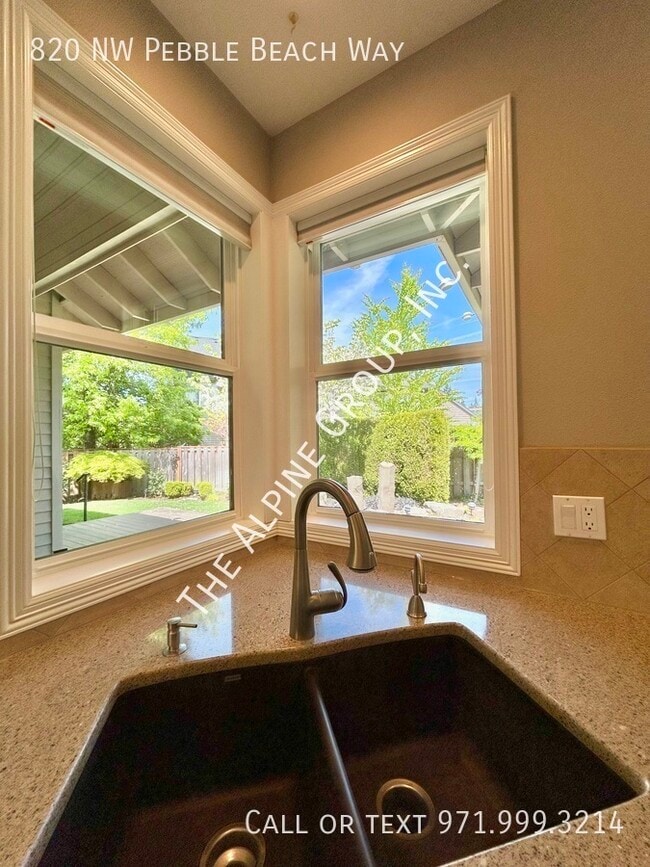 Building Photo - 820 NW Pebble Beach Way