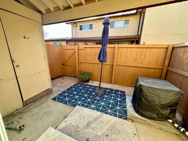 Building Photo - Beautiful two-story townhome in Denver! Low Maintenance!