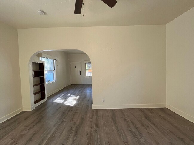 Building Photo - 1434