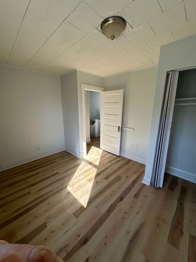 Building Photo - Bright and Airy 3 bedroom for rent-Vouchers Welcome