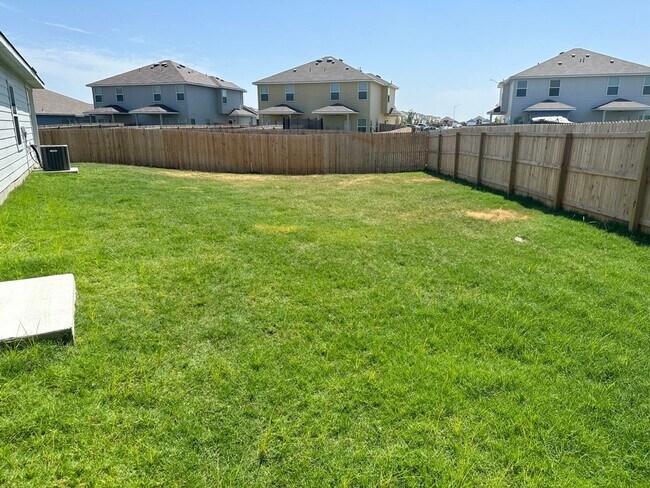 Building Photo - Luxury duplex in Seguin!