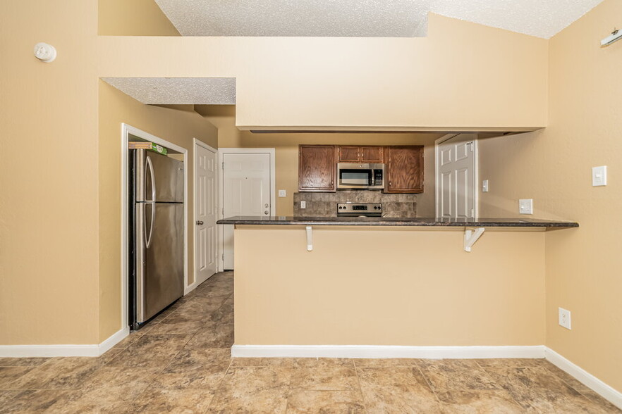 Building Photo - 1205 High Valley Dr