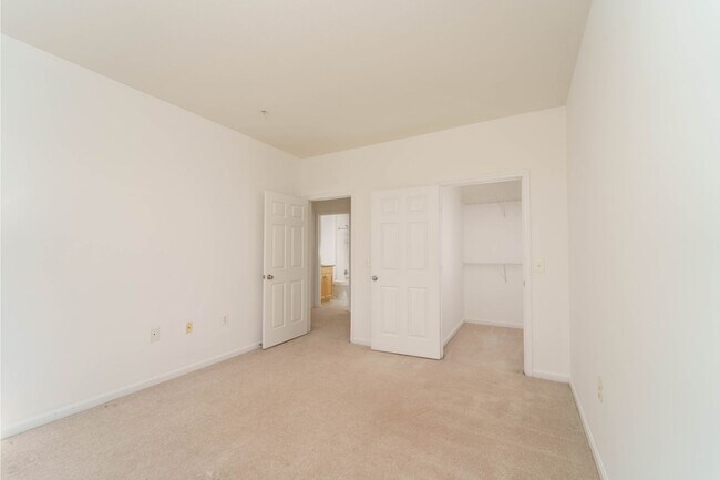 Building Photo - 3 level 2 BR 2BA condo in Fairfax Ridge