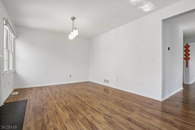 Building Photo - 14 Exeter Rd