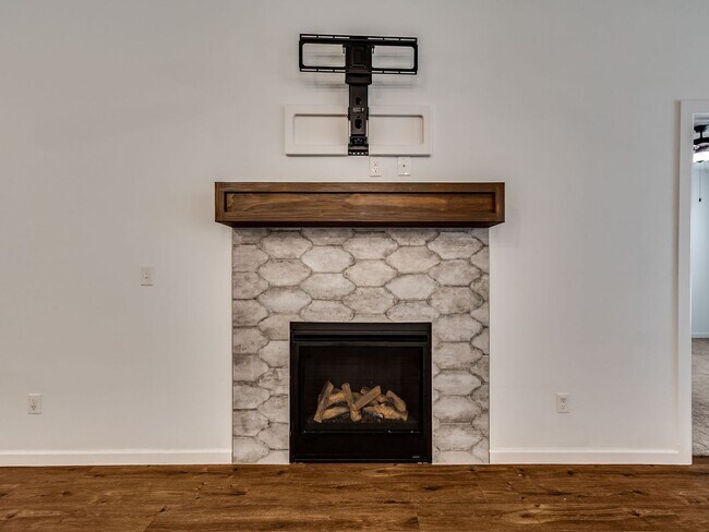 Building Photo - 4 Bedroom + Yukon Schools