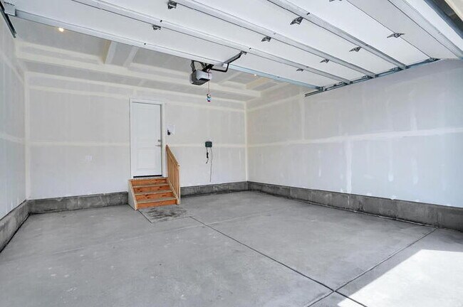 Building Photo - Spacious 3-Bedroom Home with Mountain Views and Open Layout in Central Colorado Springs