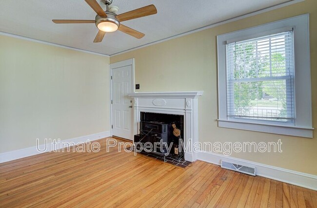 Building Photo - 2037 Van Buren St