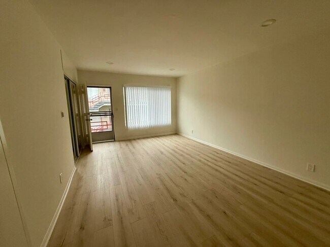 Interior Photo - 5855 Carlton Way,