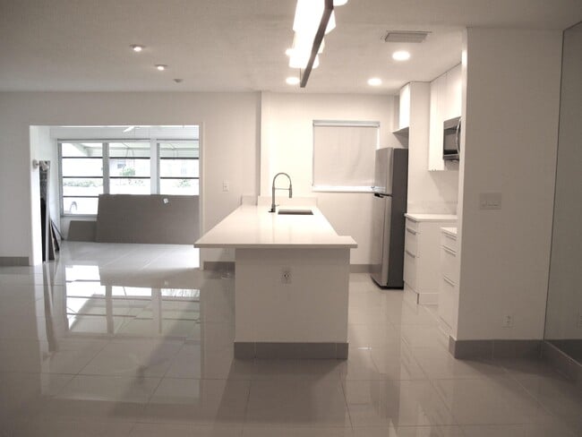 Building Photo - 1227 Club Dr W