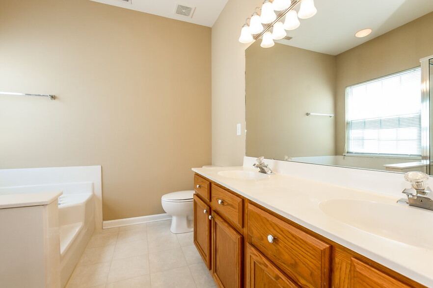 Building Photo - 9908 Spring Park Dr