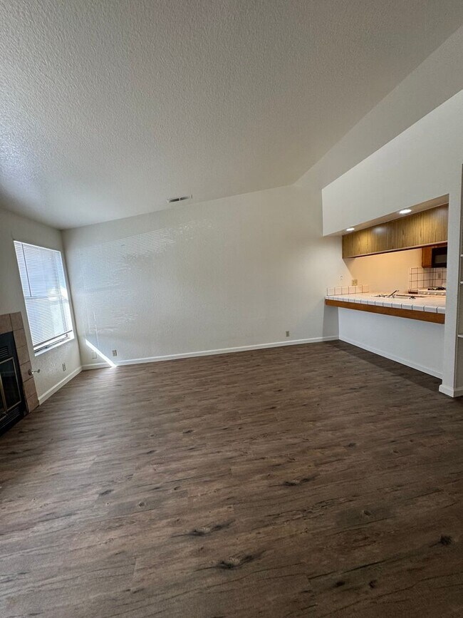 Building Photo - 3230