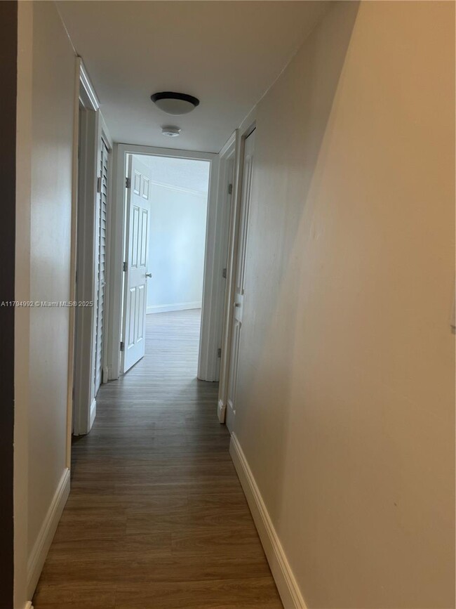 Building Photo - 9419 Fontainebleau Blvd