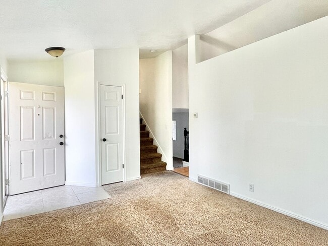Building Photo - Lovely Sandy Home in Well Kept Neighborhood!