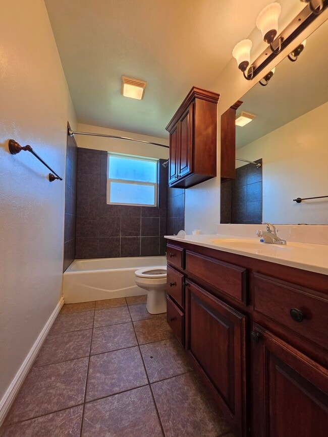 Building Photo - 3 bed, 2 bath home in Shawnee!