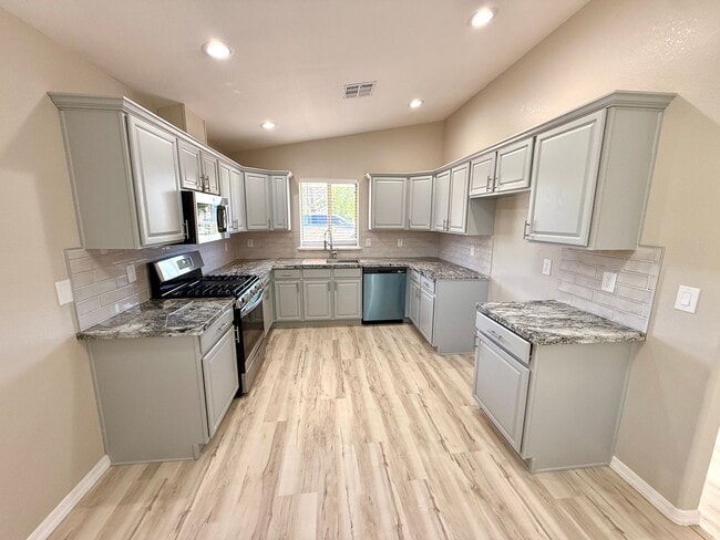 Building Photo - Beautifully Updated 3 Bedroom, 2 Bathroom ...