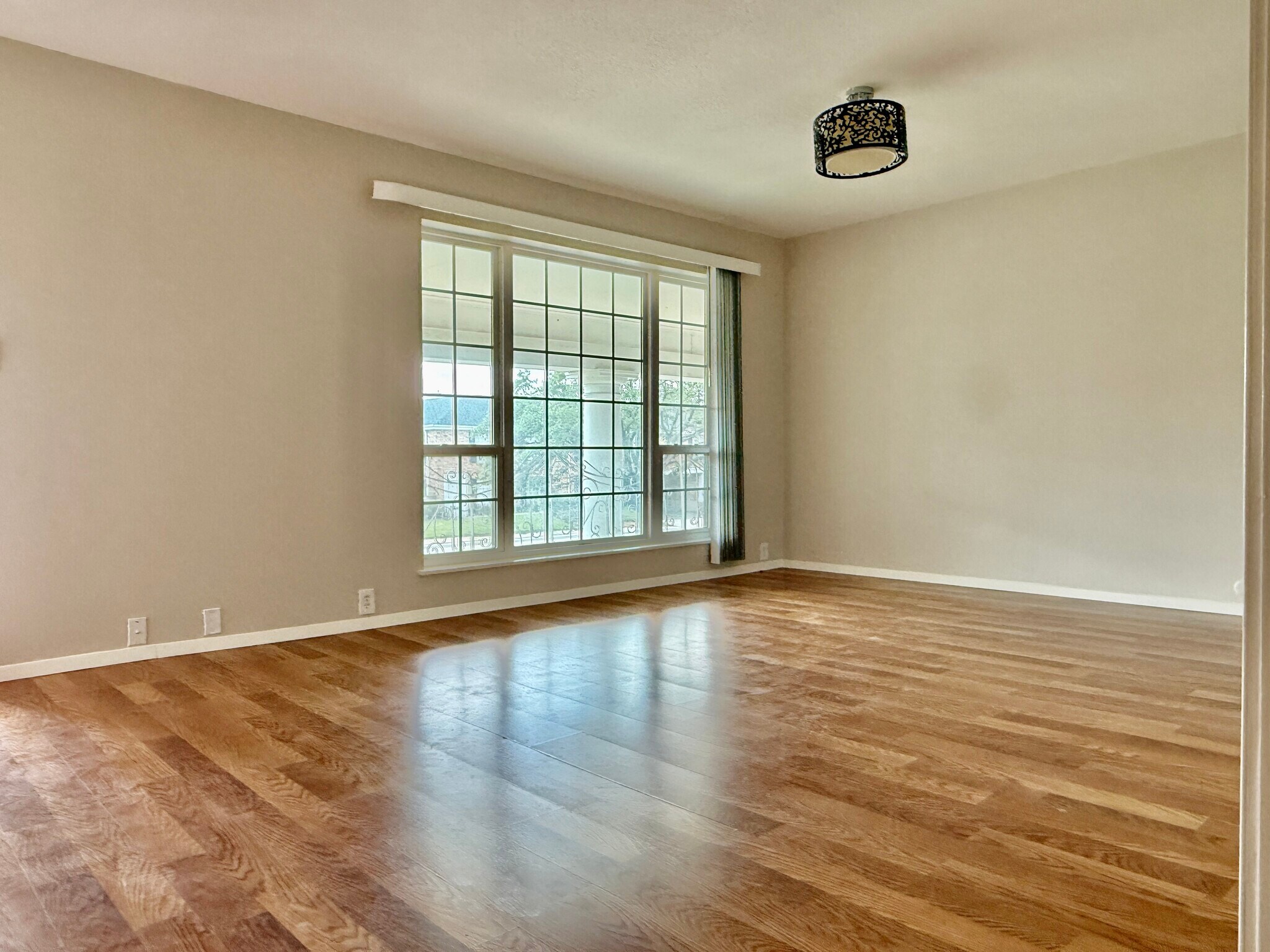 Bright bedrooms with huge closets - 2101 Fountain View Dr
