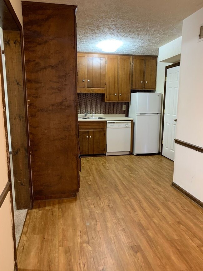 Building Photo - 1 Bedroom condo- Steps away from UGA! Available early August 2026