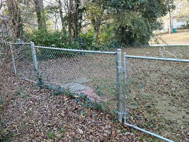 Building Photo - Mid Century For Lease/Walk to Downtown Smyrna