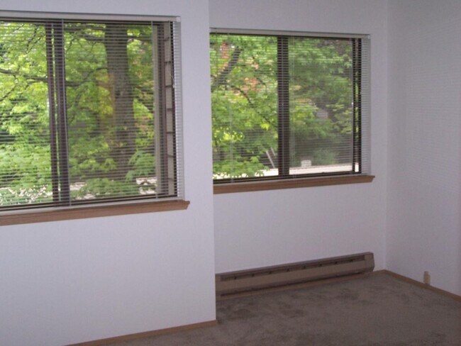 Building Photo - 2 Bed / 2 Bath Downtown Bellevue condo $3,395/month