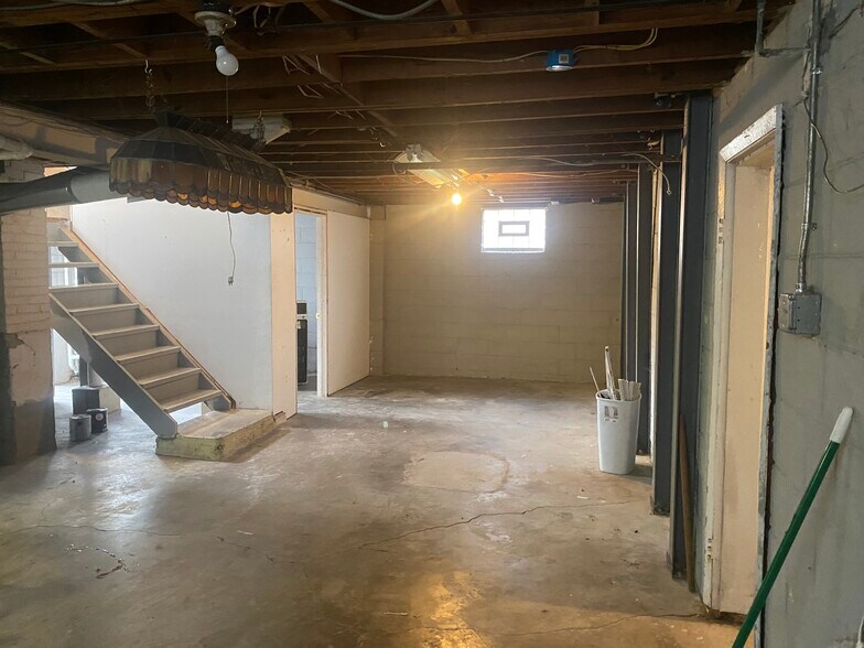 Building Photo - 5626 Leumas Rd