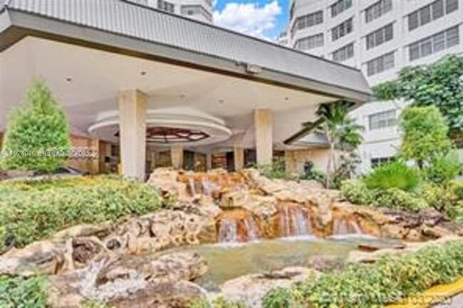 Building Photo - 905 Brickell Bay Dr