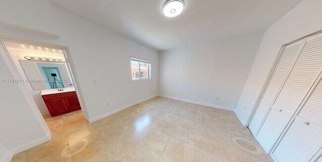 Building Photo - 2915 SW 24th St