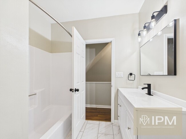 Building Photo - Beautiful 4 Bedroom, 1 Bath Home with Off-Street Parking!!