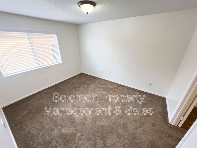 Building Photo - 2094 E Grand Ave