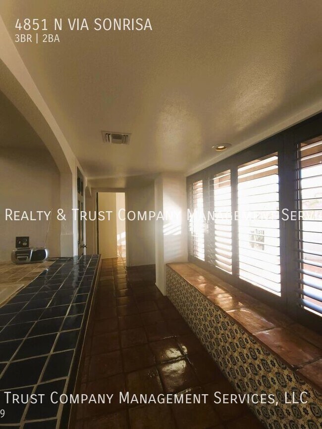 Building Photo - 4851 Vía Sonrisa
