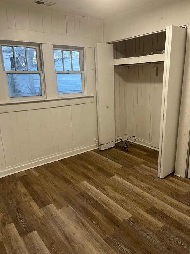Building Photo - Large 4 bedroom 2 bathroom with huge privacy fenced back yard
