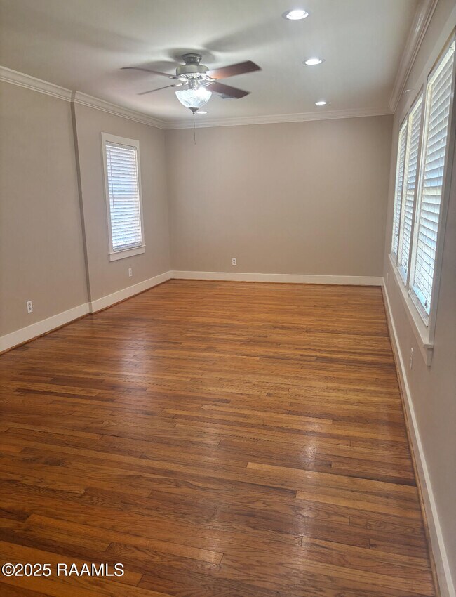 Building Photo - 121 Oak Crest Dr