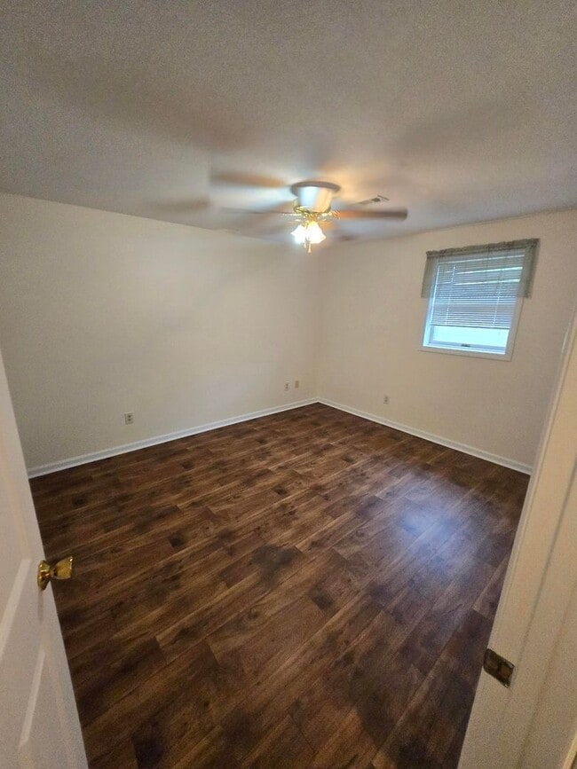 Building Photo - **Charming 3-Bed, 2-Bath Duplex Apartment with Spacious Garage and Large Back Porch**