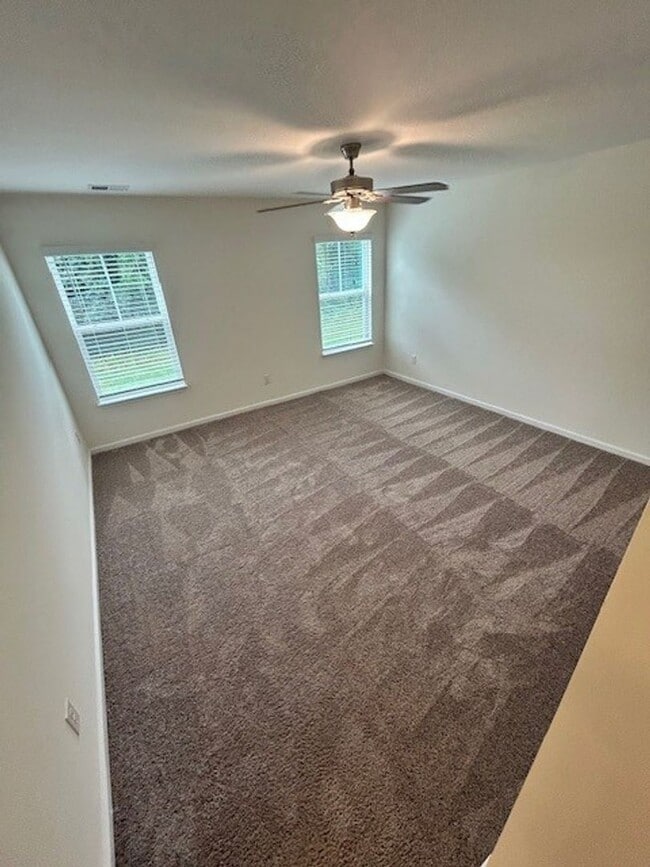 Building Photo - FREE RENT - $1000 Off First Month's Rent! ...