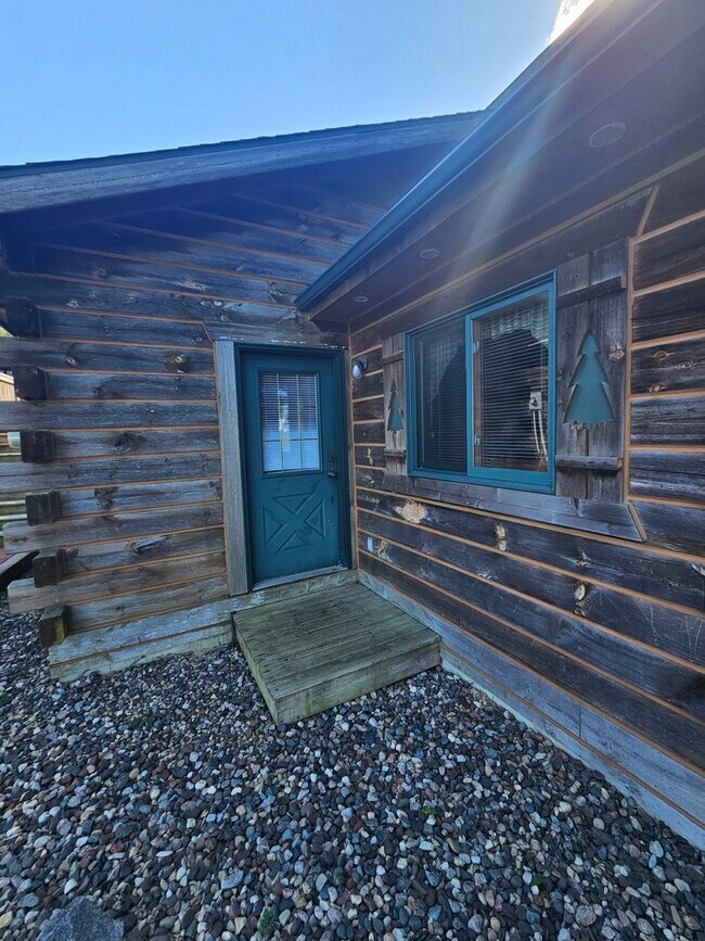 Building Photo - 2 Bed / 2 Bath Fully Furnished Cabin House...