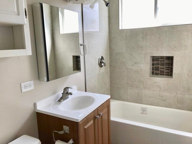 Building Photo - Spacious 3 Bed 1.5 Bath House Close to Val...