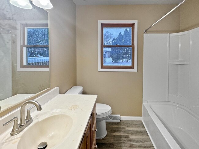Building Photo - 5573 Rockbluff Dr NE